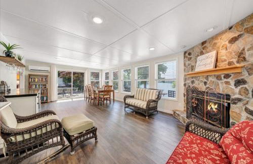 Scenic Point - Private Lakefront Home w/ Dock, Fire pit, outside shower & Hot tub - Foto 6
