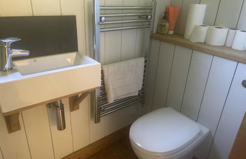 Cabin Retreat in Bedford - Sleeps 2 & Free parking - Foto 9