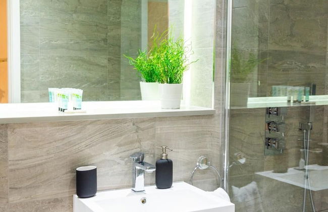 Absolute Stays at The Ziggurat - Free Wifi Contractors Families Long Stay Discou - Foto 6