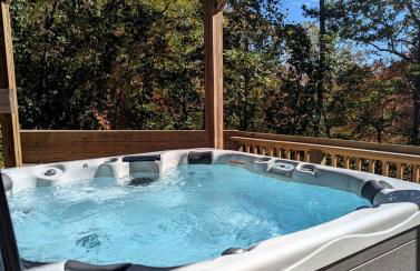 Stunning Mountain Cabin with Hot Tub and Game Room Near Asheville in Old Fort, NC - Foto 42