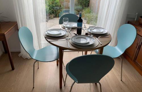 2 Bed-Sleeps 4-Parking-Pets-10 min walk to Beach - Foto 15