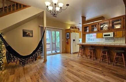 Knotty Pine Cabin with Artisan Stone Patio - Walk to Bass Lake - Foto 29