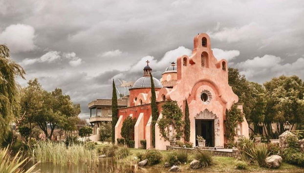 Un'antica chiesa tra i vigneti