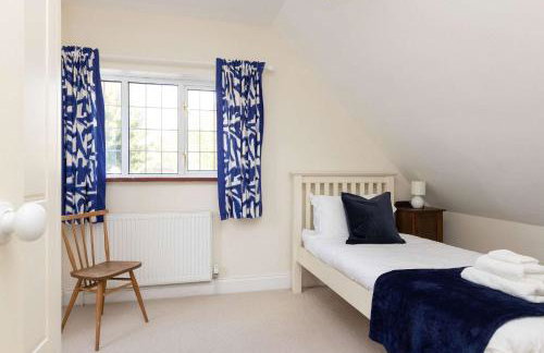 Spacious Coastal Family Home Sleeps 8 - Photo 23