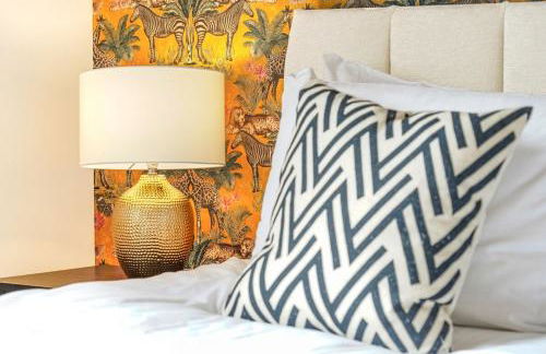 Stylish Canal Side Apartment - City Centre - Free Parking, Balcony, Smart TV, Fast Wifi by Yoko Property - Photo 2