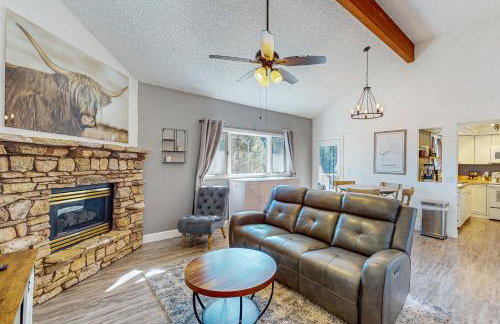 Near Hiking and Biking! Flagstaff Condo with Grill - Foto 3