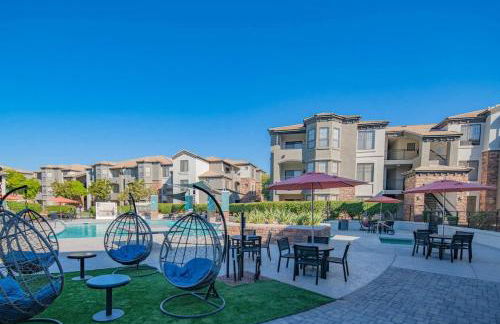 Amiable 2BD King Bed with Pool, Hot Tub, Gym, Parking - Foto 8