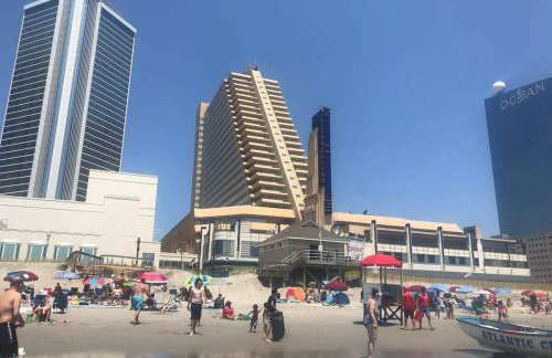 Bold Boardwalk 2BR 3BA Condo by CozySuites - Foto 33