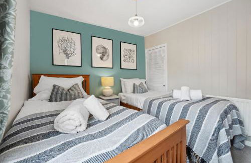2-Bedroom Stylish & Gorgeous, Cosy Westgate Cottage Retreat, Central Winchester, Free On-Street Parking Permit, with Garden, Close to Cathedral - Sleeps 6, Pets are Welcome - by Blue Puffin Stays - Foto 29