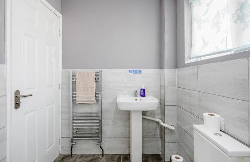 Remaj Serviced Accommodation, sleeps 7 & free parking - Foto 7