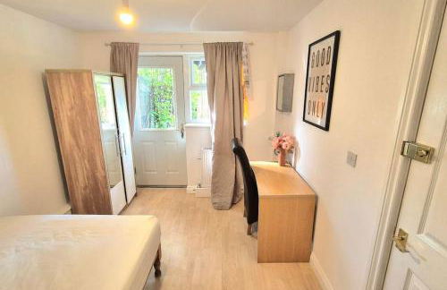 Pool, drinks and a hot tub! - Photo 17