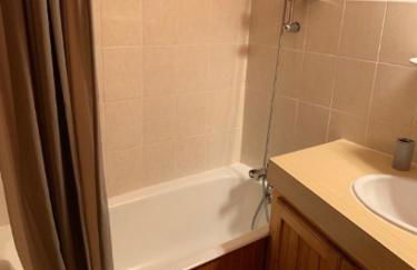 STUDIO 4 PERSONNES PIED DES PISTES AU RDC AVEC TERRASSE - Photo 8