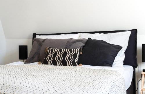 FeelsLikeHome - Schöne&zentral angebundene Altbauwohnung mit Parkplatz - Foto 1