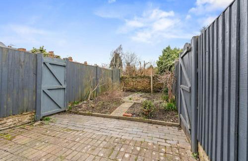 Modern 2 bed home - sleeps 5 - free parkng - Photo 15