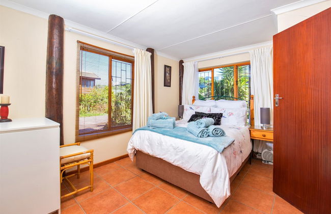 Experience Nature at Brenton on Sea With Breakers Dolphins and Whales - Foto 2