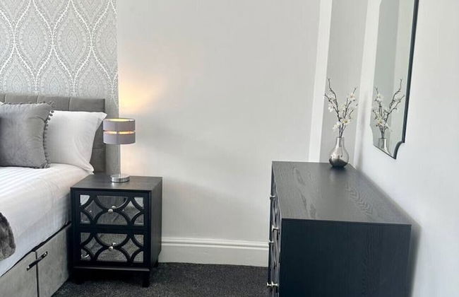 Large Five Bedroom Home with parking - Foto 3