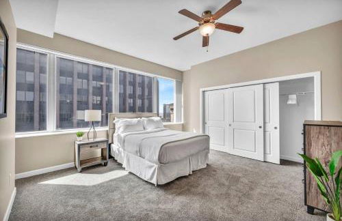 21st Floor Penthouse | Amazing Views of Downtown! - Photo 27