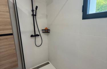 La Maison du Lac sleeps 10 and has air conditioning - Foto 19