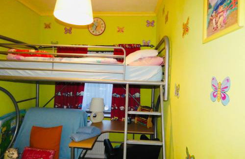 SPACIOUS 3 BED HOUSE WITH PARKING & GOOD TRANSPORT - Photo 8