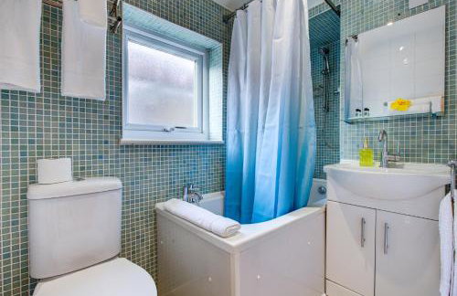 Spacious 4-Bed House in Welling - Free parking - Photo 34