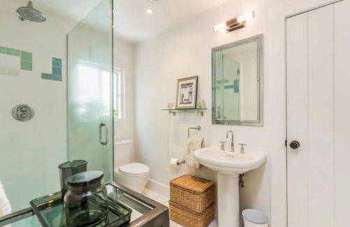 Chic Beach Bungalow 3 Blocks from the Sand - Foto 23