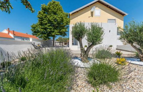 Gorgeous Home In Nadin With Wifi - Photo 9