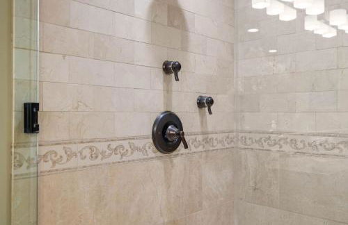 Oceanview Luxe Retreat with Rooftop - Foto 51