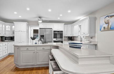 Lakefront Home w Pool, Dock, Fire Pit & Game Room Sip, Sip Away by Avantstay - Foto 56