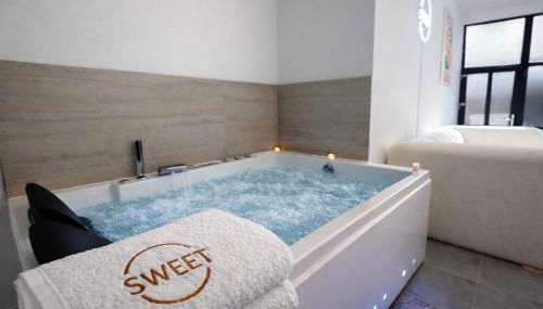 Le Sweet - By BEST KEYS - Suite Design avec Spa Privatif Balnéo - Centre-Ville - Lit Queen Size - Smart TV Netflix - Ambiance Romantique - WiFi Fibre - Check-in Autonome - Foto 4