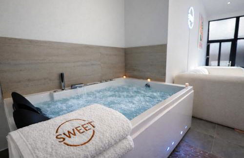 Le Sweet - By BEST KEYS - Suite Design avec Spa Privatif Balnéo - Centre-Ville - Lit Queen Size - Smart TV Netflix - Ambiance Romantique - WiFi Fibre - Check-in Autonome - Foto 4