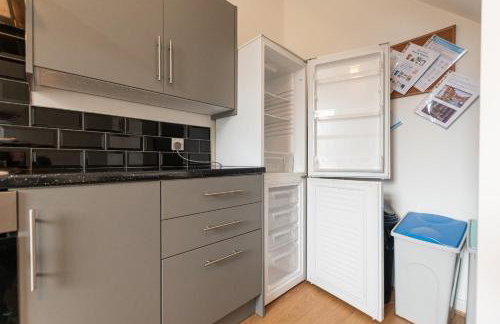 Comfy 2BR Home in Leigh Ideal for Families & Work Stays Sleeps 4 - Photo 12