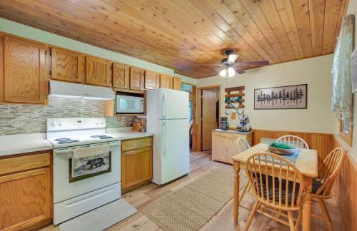 Grill and Fire Pit Waterfront Cameron Retreat! - Foto 8