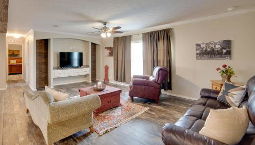 Steps to WES Arena Pet-Friendly Cabin with Deck! - Foto 1