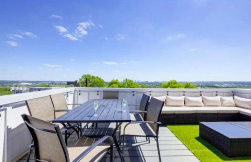 Luxury four-story Home with Rooftop views, 10min to Downtown! Sleeps 12! - Photo 2