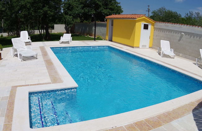 Detached House at Country Side, Fenced Private Garden Ideal for 2 Fam, Wifi - Photo 26