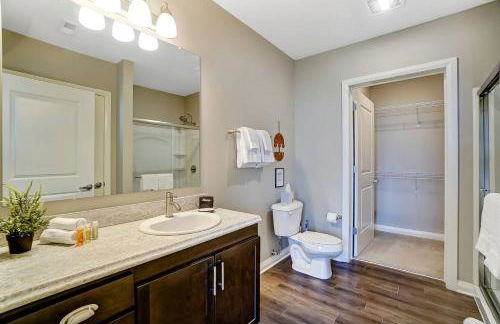 The Urban Oasis Garage Parking Walk-In Shower - Foto 13