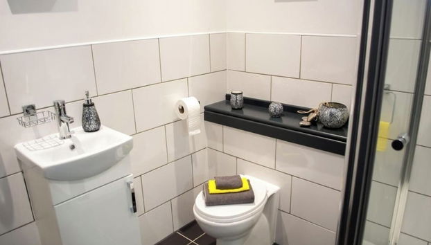 1 Bed Flat - Sleeps 2 - Parking - Balcony - Wifi - Foto 5, Baño