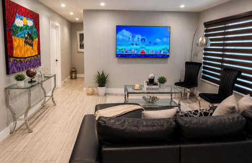 Modern Miami Home l Sleeps 12 l Free Parking - Photo 6