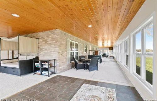 Newer Cottage on the Lake, ample space for boats - Foto 17