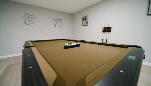 Spacious 10BR 5BA Free Parking Minutes to DC with Pool - Foto 5, Game Room