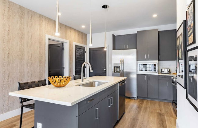 Prime Walkable Midtown Location, Pool, Gym Outlaw's Den by Avantstay - Foto 10