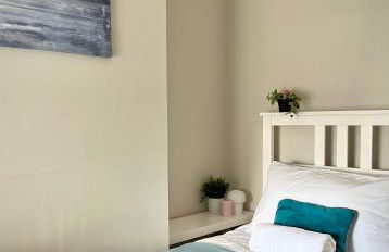 Three Bedroom City Home with Garden - Photo 18