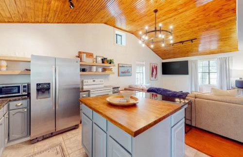 Dog-Friendly Waterfront Home with Dock, Grill, Water Views, Patio, Washer/Dryer - Photo 7