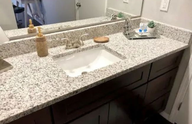 Private Bedroom Suite - Communal House near Integris Private - Photo 22