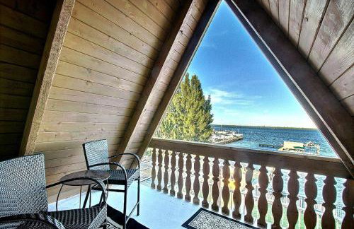 Beautifully Decorated Waterfront Chalet Rental in Grant, Florida - Photo 7