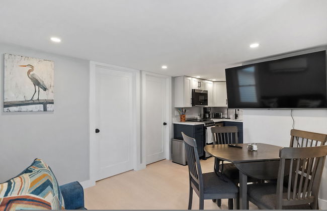 Modern Condo Perfect For Winter Rental - Photo 5