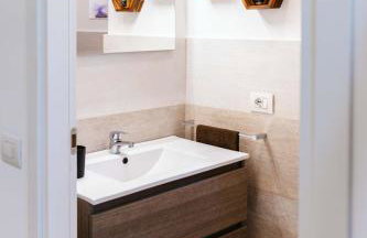 Modern Boutique Apartment - Photo 13