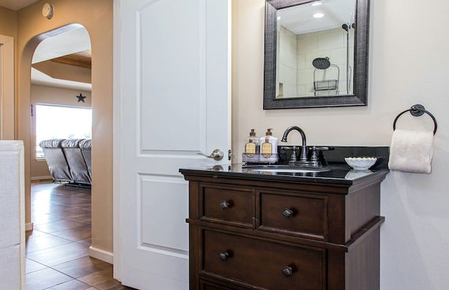 Waterfront 5 BR w/ Hot Tub Sleeps 13! - Foto 5