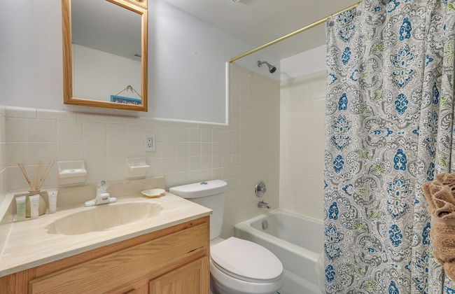 Sunny Cocoa Beach Condo with Balcony and Pool Access - Foto 17
