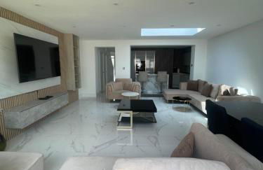 Cosy 4 bedroom house in borehamwood with large onsite parking and large beds - Foto 12